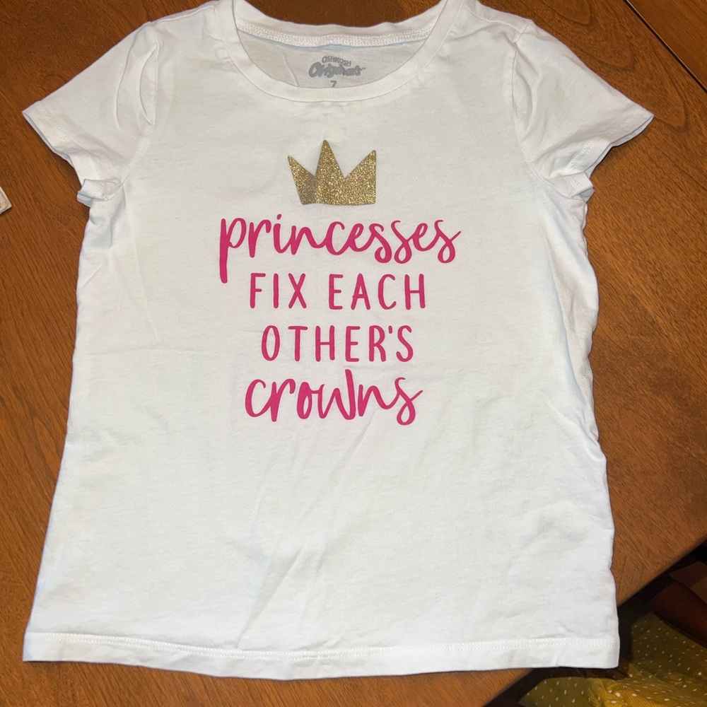 HP 🎉Oshkosh princesses fix each other’s crowns short sleeve shirt size 7 EUC